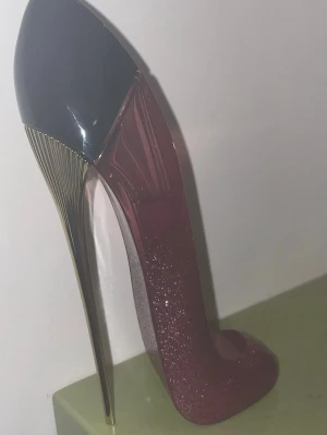 Very Good Girl Glam parfym stilettklack - Säljer en Carolina Herrera Very Good Girl Glam parfym i en unik flaska formad som en stilettklack. Flaskan är glittrigt rosa med svart topp och gulddetaljer på klacken. Perfekt för dig som gillar snygg design och vill ha en ikonisk parfymflaska i samlingen. Använd men mer än halva kvar, osäker om det är 30 eller 50ml då de inte står någonstans på flaskan men tror 30ml. Säljes för 400kr 