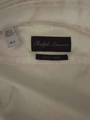 Vit Ralph Lauren Purple Label Skjorta - Vit Purple Label skjorta, knappast använd och inga slitage. Nypris ca 5000kr.
