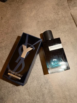 Yves Saint Laurent Y Eau de Parfum - Y Eau de Parfum från Yves Saint Laurent är en elegant herrdoft i en stilren, mörkblå glasflaska med svart kork och silverdetaljer. Flaskan rymmer 100 ml och kommer i en matchande mörkblå kartong med stor Y-logga. Perfekt för dig som gillar exklusiva och moderna parfymer. Kvitto finns 