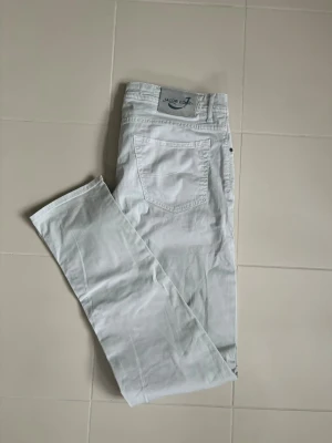 Jacob Cohen jeans w38  - Sjukt snygga eleganta eftertraktade grå Jacob Cohen jeans i w38 (midjemått på 100 cm). Superfina verkligen inga hålet elle fläckar och helt otroliga på!