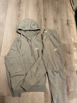 Grått set från Nike med hoodie och byxor - Säljer ett grått mjukisset från Nike med matchande hoodie och byxor. Endast 449. S på både 