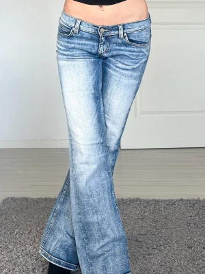 Jeans - Midjemått: 37cm rakt över, innerbenslängd: 77cm 💗