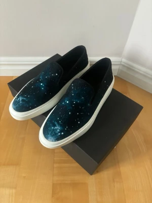 Sprillans nya Limitato loafers 41  - Sprillans nya oanvända helt brutala, galet snygga och unika loafers från limitato i storlek 41. Perfekta nu till våren och sommaren och helt helt nya. Med dessa är man unik och sticker ut perfekta för den som inte gillar mainstream!