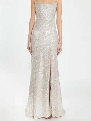 Glittrig långklänning med slits - Säljer en glittrig, ljus långklänning med smala axelband och öppen rygg. Klänningen har en snygg slits framtill och är täckt av paljetter som ger ett riktigt lyxigt intryck. Perfekt för dig som vill sticka ut på bal eller fest! Aldrig använd och har prislappen kvar💕 Nypris 2150💕