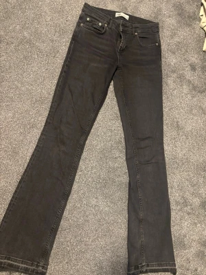 Svarta bootcut jeans från Zara - Säljer ett par svarta bootcut jeans från Zara i storlek 36. Jeansen har klassisk femficksdesign, normal passform upptill och lätt utsvängda ben. Tillverkade i ett mjukt jeansmaterial som sitter snyggt och bekvämt.