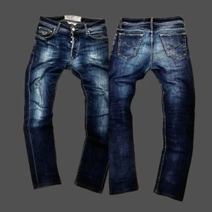 Jacob cohën - handmade italian washed jeans - Överdrivet feta Jacob Cohën jeans som kommer få dig att skina. Jeansen är i den trendig marinblå färgen som är känd för att passa till allt. Jeansen har en skön fade längst benen med slitage som ger de en vintage känsla. Nypris: 6000kr mitt pris: endast 1099. Jeansen är storlek 31. Bara att skriva vid minsta fråga!