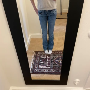 Blå bootcut jeans med låg midja - Säljer ett par blå bootcut jeans med låg midja från Ltb, i storlek 26/34. Men passar mig som ofta har 34-36 i jeans storlek!  Jeansen har en lätt tvättad look och stängs med knapp och dragkedja. De är i bra skick men är lite trådiga längst ner i botten.  Perfekta för dagliga outfits!!❤️