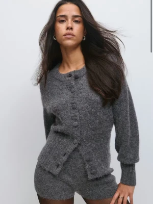 Grå stickad tröja - Otroligt fin och elegant stickad kofta ifrån Gina tricot. Passar perfekt till vardagen men även till lite mer speciella tillfällen. Den är använd ett fåtal gånger men visar inga tecken på det. Pris går att diskutera vid snabb affär🌸 