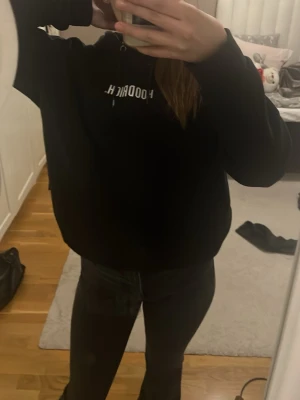 Svarta skinny jeans - Säljer ett par svarta flare jeans som är högmidjade i stretchigt material och superbekväma, använd ett par gånger men säljer för att dom inte längre används, lite slitet nere på ena benet, men det är inget som synd när man har dom på sig.