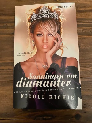 Nicole Richie - Sanningen om diamanter av  - En skönlitterär roman. Boken är skriven av Nicole Richie och handlar om Hollywoods unga elit, kändisskap och glamour. Omslaget pryds av en kvinna med tiara och smycken. Perfekt för dig som gillar drama och kändisvärldar.