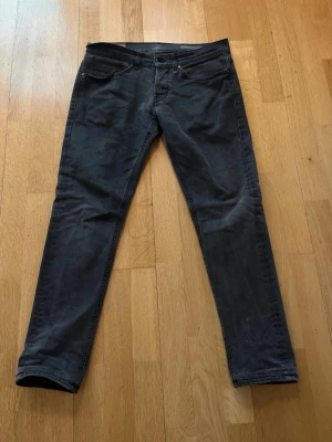 Dondup George   - Säljer mina dondups då de e för små på mig. Passar någon som är 180. De e 33or men är små i storleken. är riktigt nice tvätt på dem. Kontakta vid intresse kan gå ner i pris vid snabb affär!!