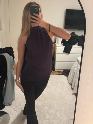 Mörklila halterneck top - Snygg, stilren halterneck top som är mörklila med knyte i nacken💜