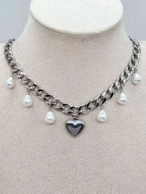 Stilfullt halsband med pärlor och hjärta  - Material-rostfritt stål. Längd-40cm-45cm, kedjetjocklek-9mm #58
