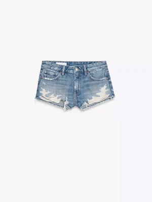 Blå jeansshorts med slitningar - Snygga blå jeansshorts med rå kant och slitna detaljer framtill. Klassisk femficksmodell med knapp och dragkedja. Perfekta för varma dagar och ger en avslappnad vibe. Har prislappen kvar💓 Pris kan diskuteras💖