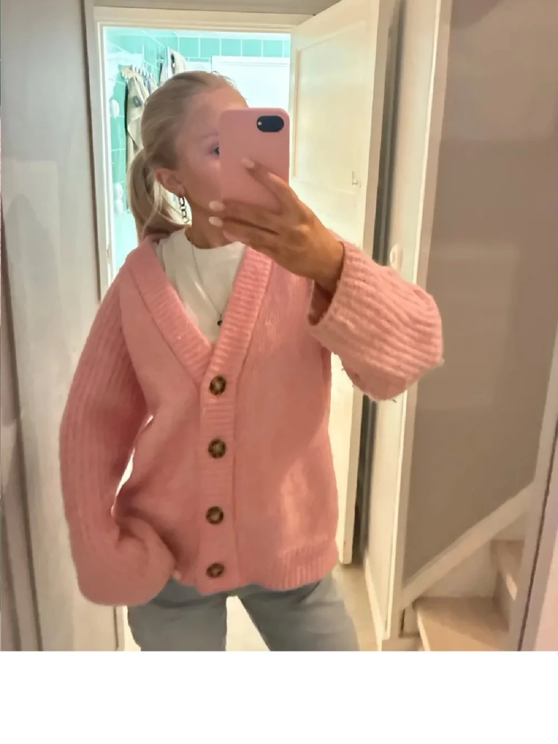 Rosa stickad kofta med knappar