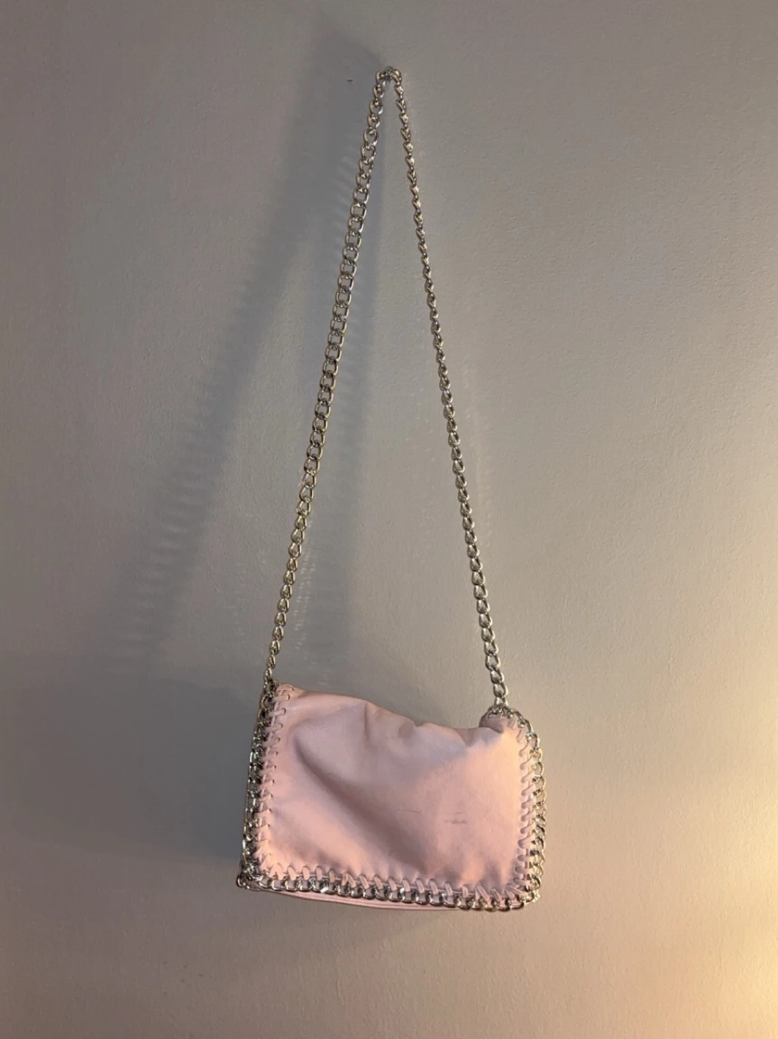 Ljusrosa axelväska med kedja