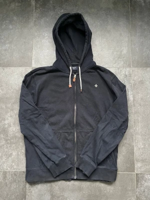 Morris zip hoodie  - Tjena, säljer nu denna riktigt snygga och populära Morris zip hoodien, den är i bra skick, men använd, hör av er vid frågor och funderingar🙌🤝 