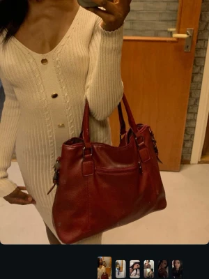 Stickad klänning - Använt fåtal gånger! Superfin och bekväm, varm och skön och passar bra till alla årstider :) 