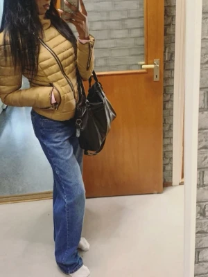 Senapsgul/brun pufferjacka med dragkedja - Superfin och iconic!! Älskar denna men säljer vidare nu för glömma bort dåliga minnen :)  