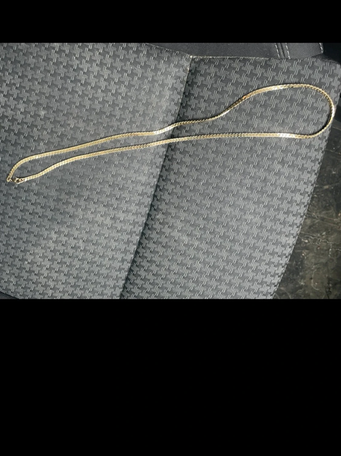 Två guldiga halsband i metall - 3