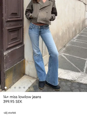 Ljusblåa low waist bootcut jeans - Snygga ljusblå jeans med låg midja och bootcut-ben från 14+. Jeansen har klassiska fem fickor, slitna detaljer och en avslappnad passform som ger en cool retrovibe. Perfekta för dig som gillar 00-talsstilen och vill ha ett par trendiga jeans i garderoben. Helt nya med pris lapp kvar i strlk S säljer pga förstora för mig!