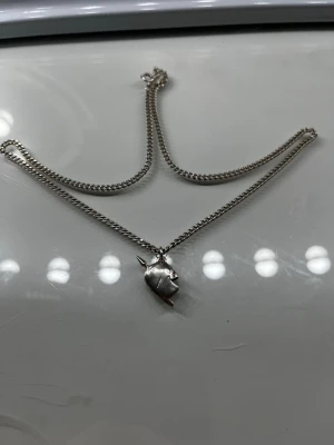 Maria Nilsdotter halsband ”you and me”  - Jag säljer mitt maria Nilsdotter halsband, för jag vill köpa ett likadant i guld ist, jag kan även va intresserad av att byta🥰                                  Längden är 45  