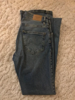 Blåa Perfect Jeans i rak modell - Säljer ett par klassiska blå jeans från Perfect Jeans i storlek 38. Jeansen har rak passform, normalhög midja och en bakficka. Perfekta till vardagslooken och lätta att matcha med olika stilar.