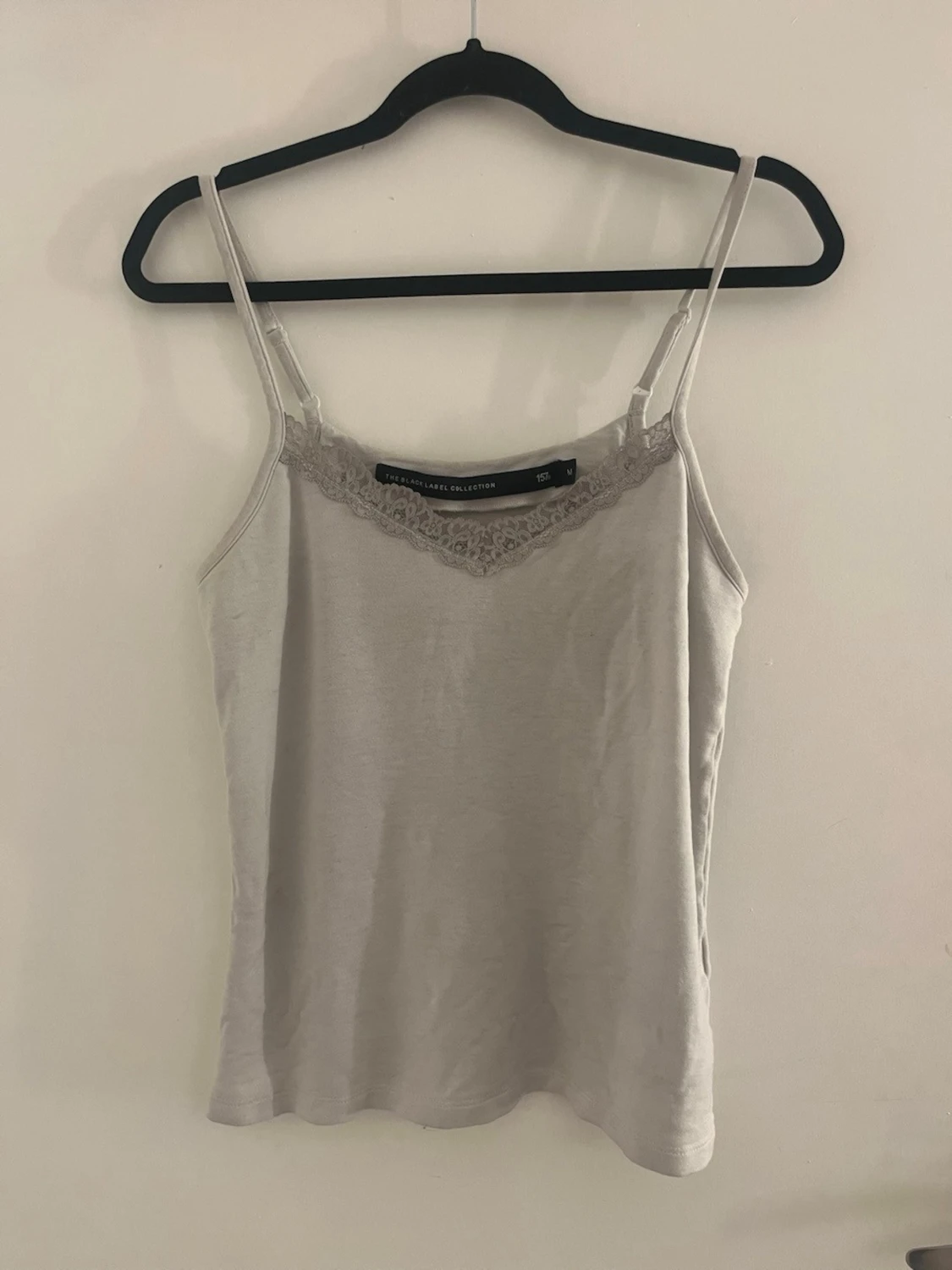 Beige linnetopp med spetsdetalj