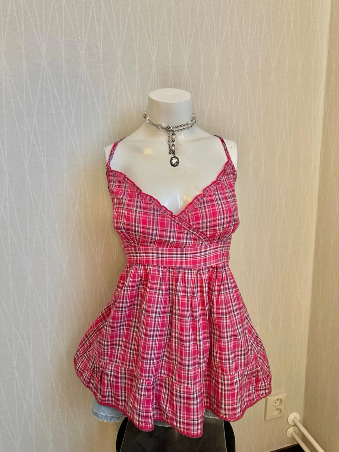 Rutig röd linnetopp med volang