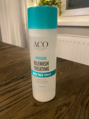 ACO Spotless Daily Face Toner 200ml - ACO Spotless Blemish Treating Daily Face Toner. Tonern rengör porer, förebygger finnar och har exfolierande effekt. Innehåller salicylsyra och är parfymfri. Volym: 200 ml. Aldrig använd