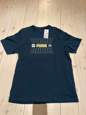 Mörkgrön Tshirt - Jag säljer en mörkgrön tshirt från Puma i storlek L. Den är helt grön med ett snyggt tryck på framsidan. Den är helt ny och oanvänd. Pris kan diskuteras.
