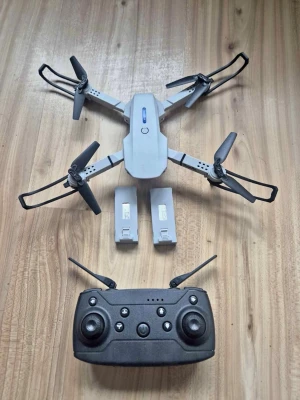 Drönare med kamera -  säljer min drönare som är i nyskick, endast testflugen några  ggr. Extra propellerblad finns och skydd för propeller som kan tas av om så önskas.