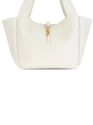 Vit handväska från Saint Laurent - Snygg vit handväska från Saint Laurent i mjukt läder med guldigt YSL-logo framtill. Väskan har en stilren och modern design med breda handtag och rymlig insida. Perfekt accessoar för dig som vill ha en lyxig och trendig look.