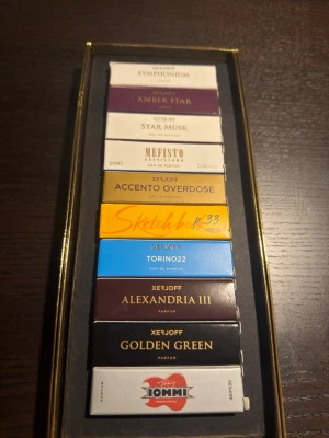 Xerjoff parfymprov set - Säljer ett exklusivt set med parfymprover från Xerjoff. Setet innehåller flera olika dofter som Symphonium, Amber Star, Star Musk, Mefisto, Accento Overdose, Sketchbook 33, Torino22, Alexandria III och Golden Green. Proverna kommer i små rektangulära förpackningar i olika färger.