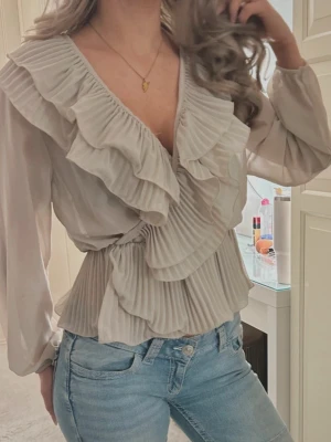 Beige volangblus - Säljer en så fin beige blus i storlek S. Lånad första bild men ser exakt ut så på💗