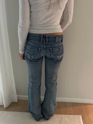 Diesel jeans  - Diesel jeans med snygga bakfickor i storlek S. Slitna längst nere vid foten, skriv privat för bilder på det. Midja: 39x2 cm innerben: 82 cm 