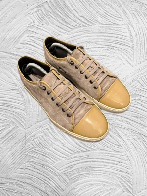 Lanvin Toe Cap - Snygga Lanvin Toe Cap i beige mocka med matchande beige gummitå och detaljer. Skorna har beige snörning och en vit sula med diskret rand. Perfekta för dig som gillar en stilren och avslappnad look.