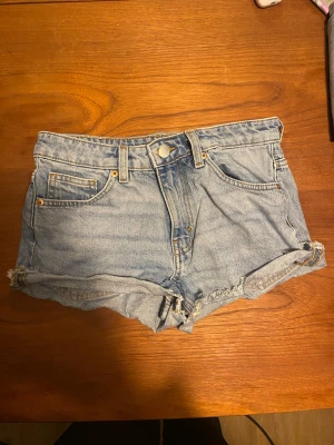 Ljusblå shorts från Monki - Ljusblåa shorts från Monki storlek 27.