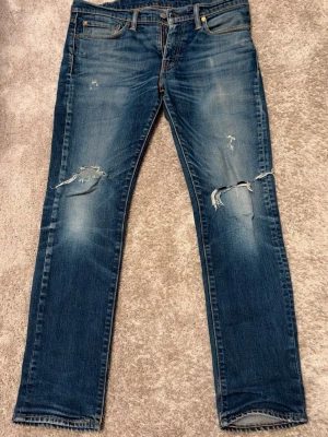 Levis 511 jeans - Säljer dessa sjukt snygga jeans från Levis i modellen 511. Passformen är straight fit. Längd: 100cm, innerbenslängd 78cm, midja 44cm. Pris kan diskuteras vid snabb affär😁