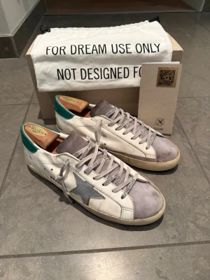 Golden Goose - Golden Goose sneakers i helt okej skick, orginal box och dustbags ingår!