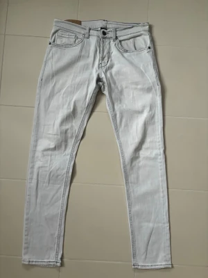 Grå stentvättade Dondup George jeans - Galet snygga stentvättade ljusgrå dondup George jeans i w35 (midjemått på 82 cm). Grymt skick perfekta nu till våren!
