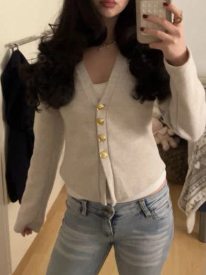 Beige kofta med guldknappar - Köpt för 299 kr från zara😊 Använt en gång och priset kan diskuteras💓