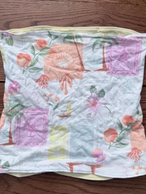 Tubtopp från hollister  - Tubtopp från Hollister som går att bära på fyra olika sätt (lånade bilder då min har lapparna kvar)!! Jättefint somrigt mönster på en sidan och en fin ljusgul på andra 🥂 Den är helt ny och säljer då den är lite stor på mig!  Lappen på den gula sidan ska man kunna rycka av (har själv inte testat men finns tutorials på TikTok)!  Kika gärna in mina andra plagg 💗