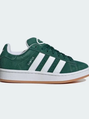 Adidas Campus gröna sneakers - Snygga gröna Adidas Campus sneakers i mocka med klassiska vita ränder på sidorna och vit sula med gummidetalj. Skon har lågt skaft och gröna skosnören, samt extra vita skosnören medföljer. Perfekt för dig som gillar retrostil och streetwear.