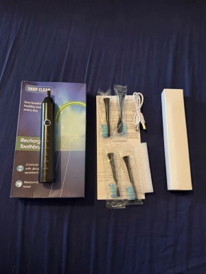 Elektrisk Tandborste - Helt ny i förpackningen aldrig använd. Alla tillbehör på bilden medföljer.