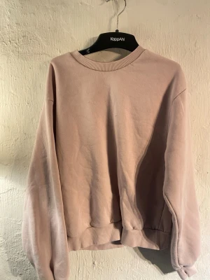 Beige sweatshirt från Gina Tricot XS - En stilren beige sweatshirt från Gina Tricot, kollektionen Basically Basics. Tröjan har rund halsringning, ribbade muddar vid ärmslut och nederkant samt en avslappnad passform. Perfekt för en enkel och clean look.