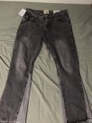 Grå jeans från Gallery Dept med rå kant - Unika grå jeans från Gallery Dept med raka ben och coola råa kanter längst ner. Jeansen har klassisk femficksdesign och är tillverkade i denim. Snygg tvättad look och detaljer som ger en trendig vibe.