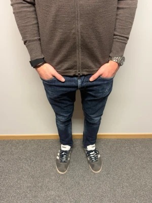 Dondup Jeans George - Dondup Jeans i modell George - Populäraste jeansen på hela Plick.🤩 Nypris = 4000kr , Super bra skick utan defekt (9/10) ,  (Modellen har original slitningar från fabrik vilket är väldigt eftertraktat och populärt)