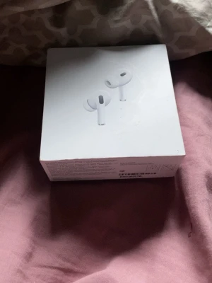 Skal till AirPods Pro 2 - Säljer ett par Apple AirPods Pro (2nd generation) i vitt. Trådlösa in-ear hörlurar med stilren design och laddningsetui. Perfekta för musik, samtal och träning. Kommer i originalförpackning med USB-C laddning.