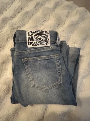 Ljusblå jeans från Cheap Monday - Säljer ett par klassiska ljusblå bootcut jeans från Cheap Monday med ikonisk logga bak. Lågmidjade och andvända en gång så inprincip nya! Står inte storlek men passar på mig som är ca 160! 